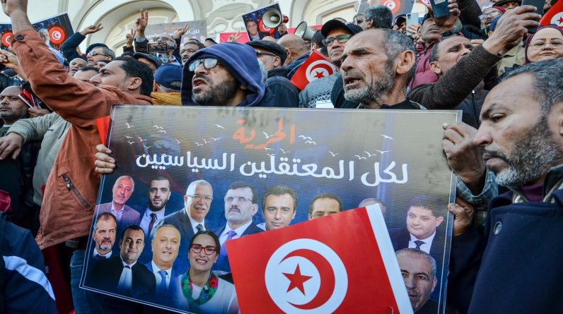 التمديد 4 أشهر للمعتقلين بملف “التآمر على أمن الدولة” في تونس.. وأوضاع صحية سيئة لموقوفين